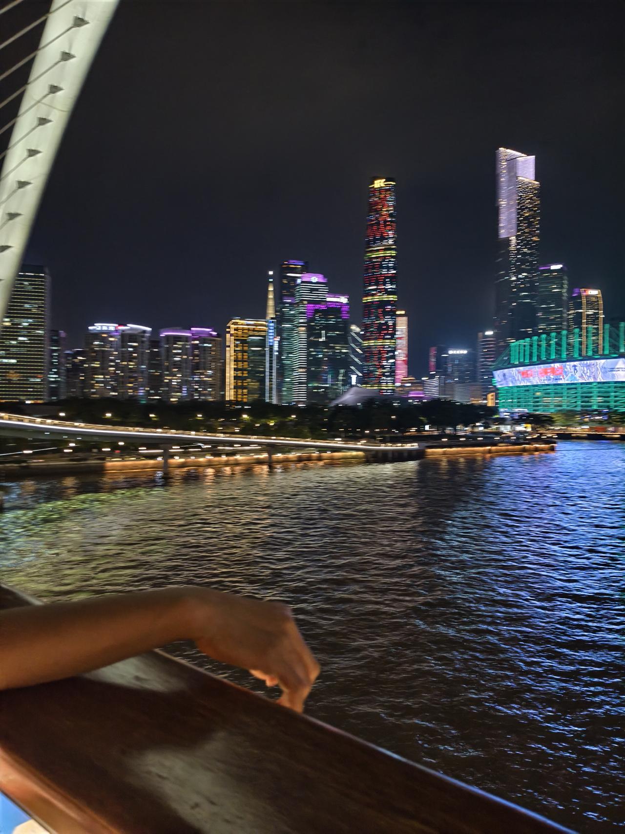 春日生活打卡季夜游广州塔，简直就是一场视觉盛宴！以前在电视上看，觉得上海夜