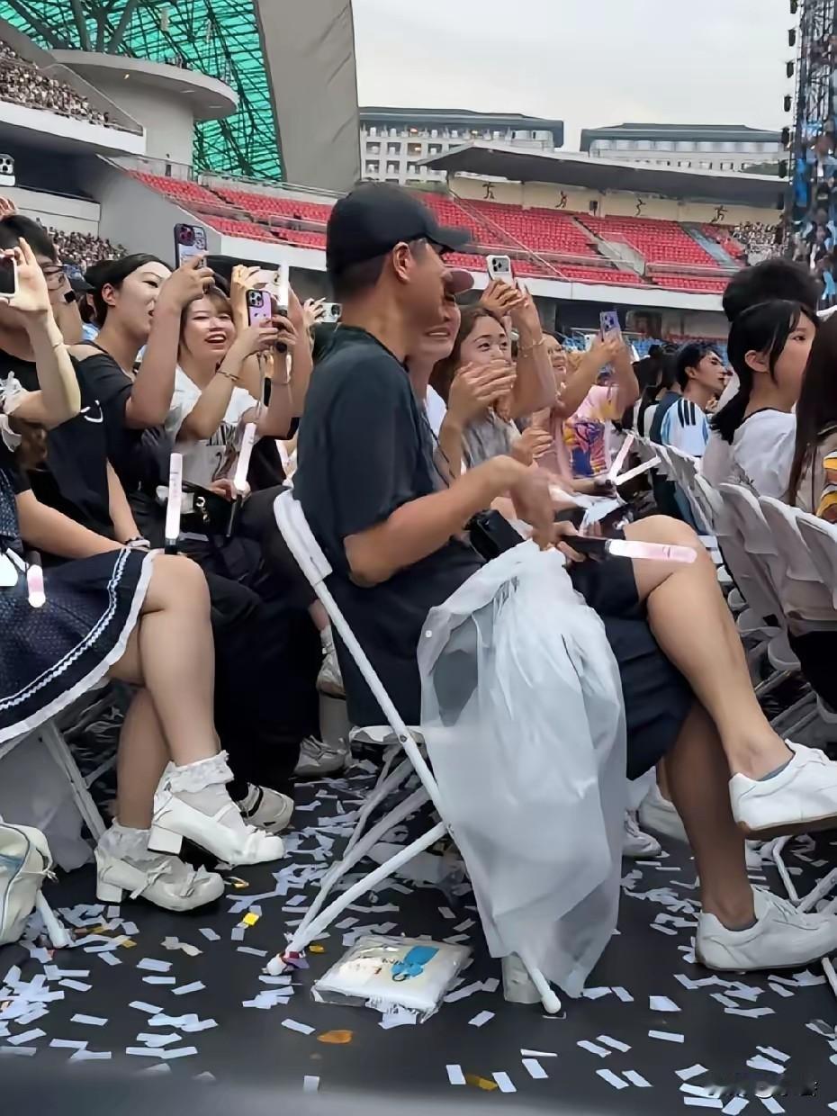 在薛之谦重庆演唱会上偶遇任重孙骁骁夫妻俩！定居重庆后，46岁的任重和41岁的孙骁