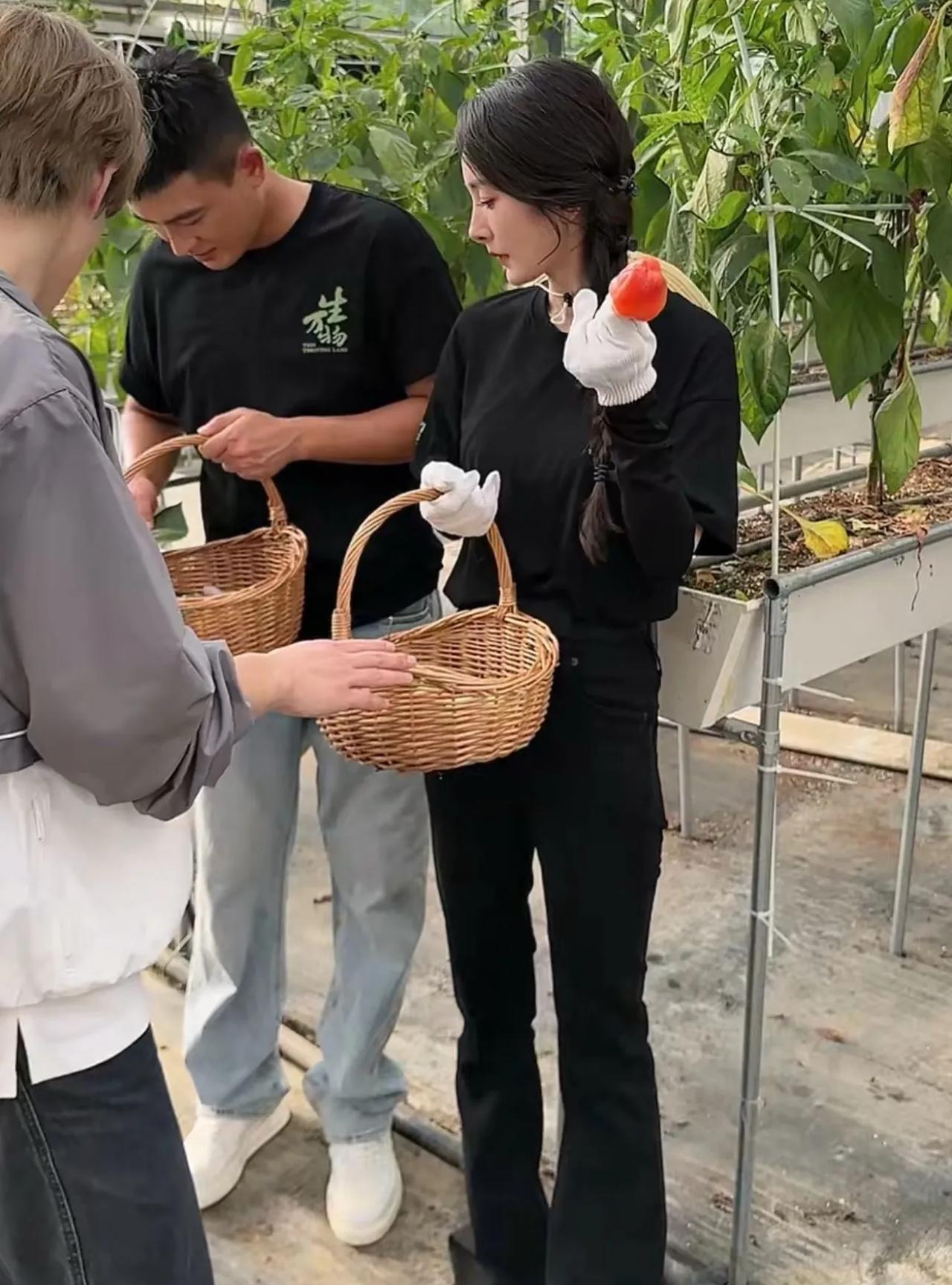 谁懂！《万物生》剧宣路透里的杨幂，生图状态简直开挂。皮肤白得像自带柔光