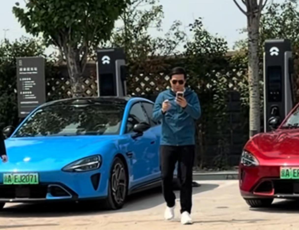 雷军测试新车续航时停靠临沂。临沂的米粉们欣喜若狂，直呼“这就像过年一样”。现场还