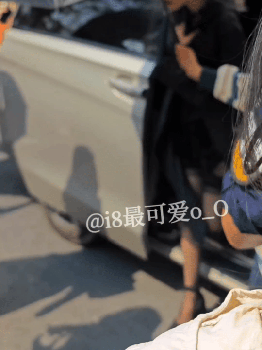 迪丽热巴暗夜红玫瑰竟然还是吊带黑丝[害羞]​​​