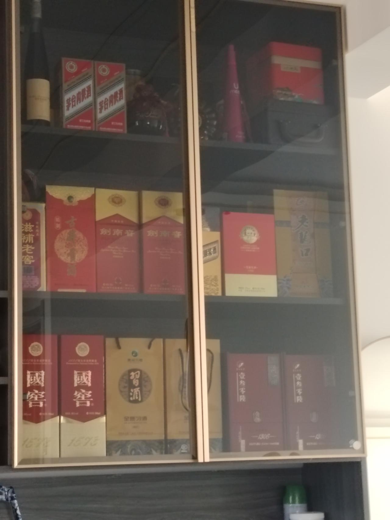 私人小酒柜，珍藏多年的酒都在，有没有喜欢的？