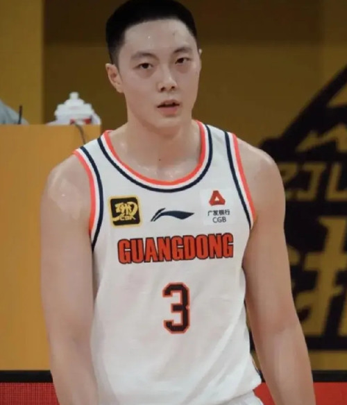 中国男篮VS波黑，虽然赢球，但这三人表现仍然糟糕！1，胡明轩，广东核心，国家