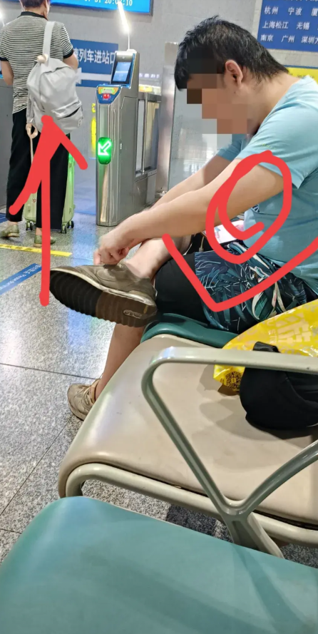 差点和这个男孩杠上了，他是我在火车候车室碰到的，但最终我还是忍住了，觉得好女不和
