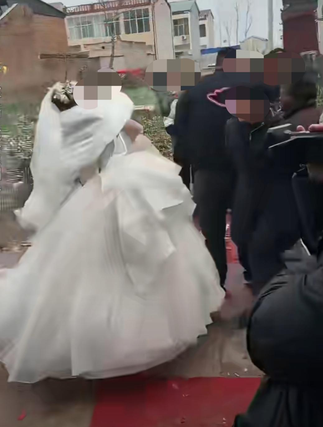 惊讶！都21世纪了婚闹陋习还有，2026年3月初，安徽宿州某婚礼中，新人刚下