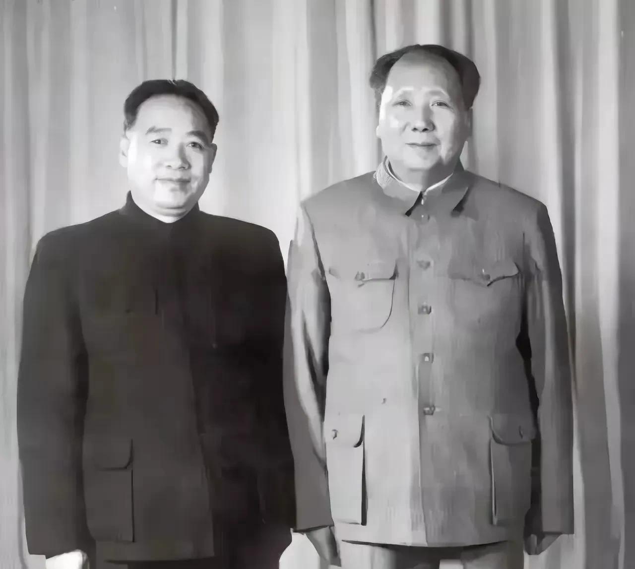 在历史的某一刻，镜头捕捉到了毛主席与他的爱将并肩而立的画面，这位爱将，正是华国锋