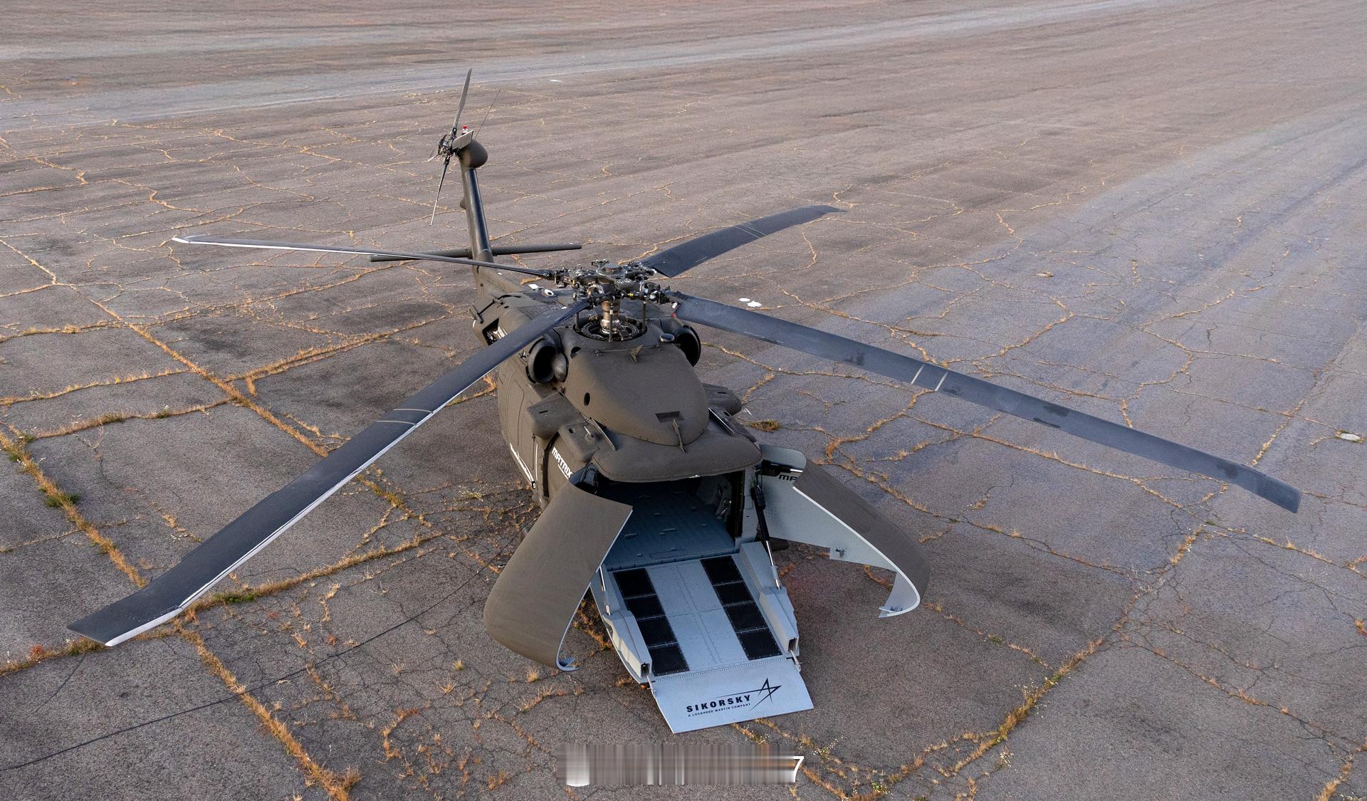 天津直博会每天认识一件兵器直博会外场选手——无人黑鹰U-HAWK，直-20需要借