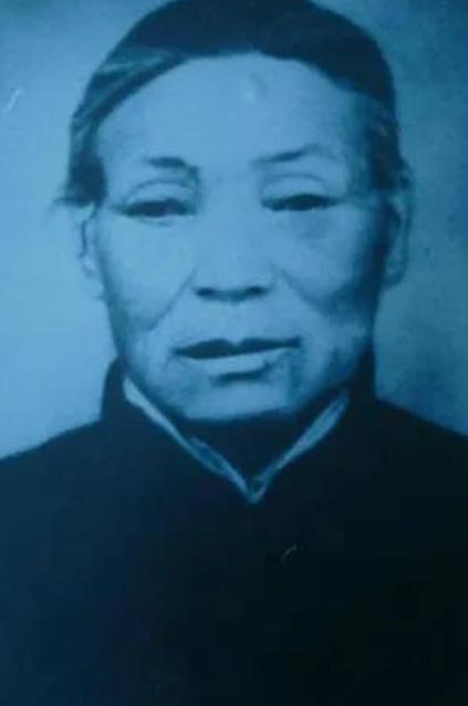 1938年，由于特务告密，鬼子包围了大常村，情急之下，常大娘把肖华司令藏进了枣堆
