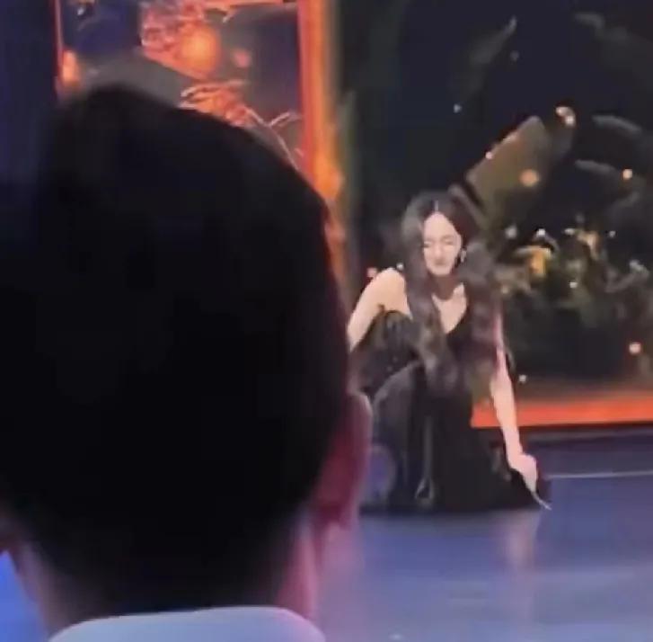 杨幂，处变不惊！7月4日杨幂参加活动时，一袭紧身长裙惊艳亮相，拖尾设计优雅大