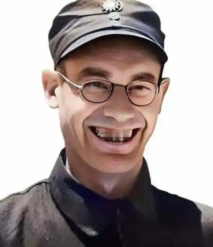 比起打仗，李德的私生活同样荒唐，他刚来没多久就耐不住寂寞，到处寻花问柳，闹得满城