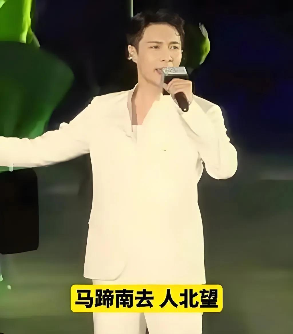 2025年8月11日，张艺兴与不齐舞团合作“刀马刀马”变装舞引爆热议。他身穿基础