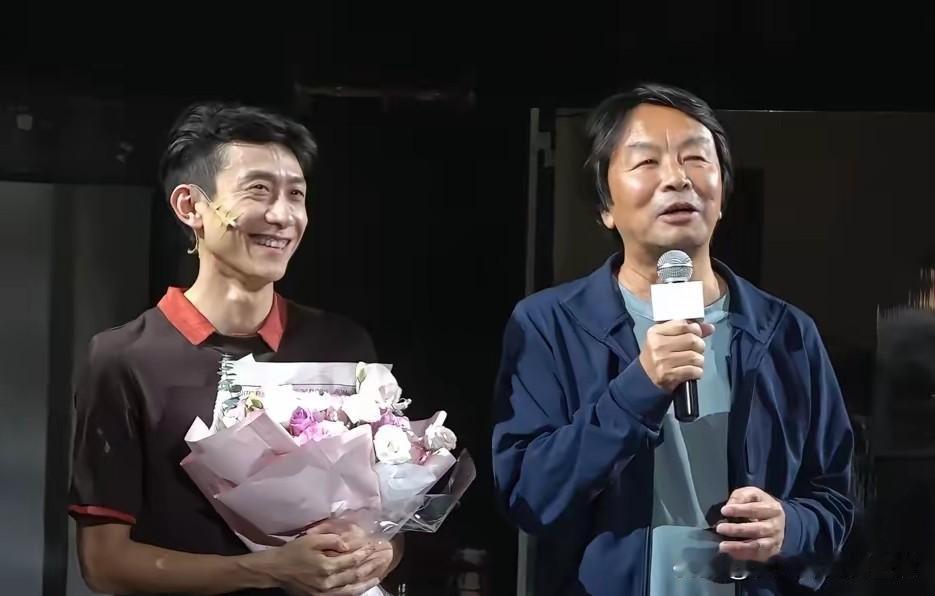 张一山还真的挺牛的。一个人扮演15个角色，完成一场被认为不可能的演出《一地鸡毛