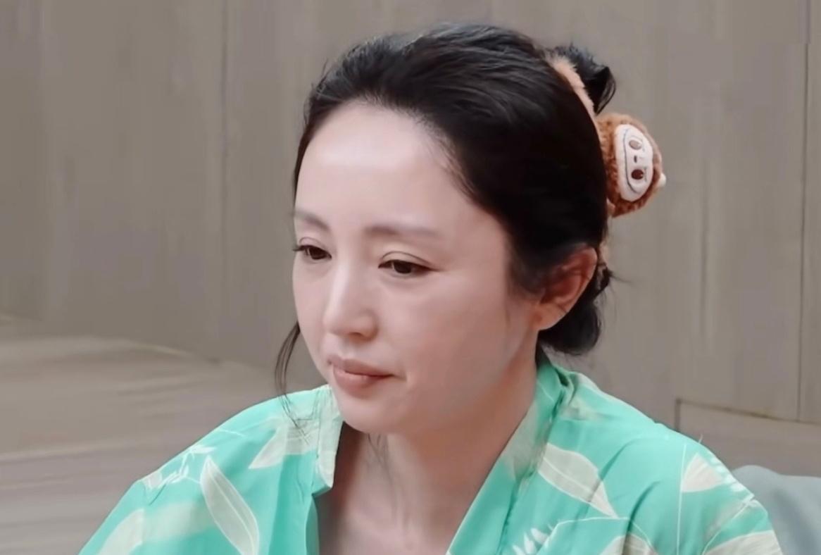 董璇就是很疲惫的苦相，按理说刚刚新婚，应该面色红润整个人亮晶晶的。她却没有一点被