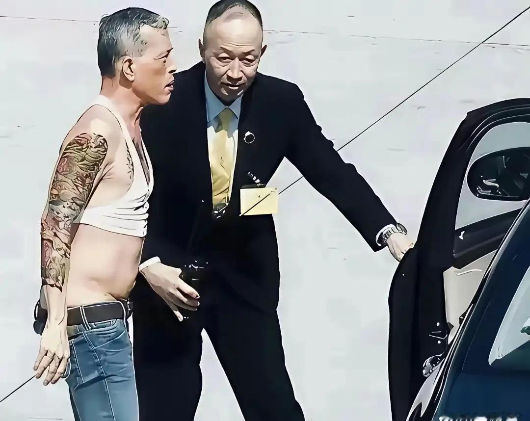 瞧瞧这画面：一个七十多岁的老头，穿着紧身小背心，露着肚脐，满身纹身，这哪像个国王