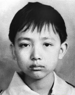 1988年，14岁的小英雄赖宁因救火而壮烈牺牲，谁料后来不仅他的雕像被拆除，英雄