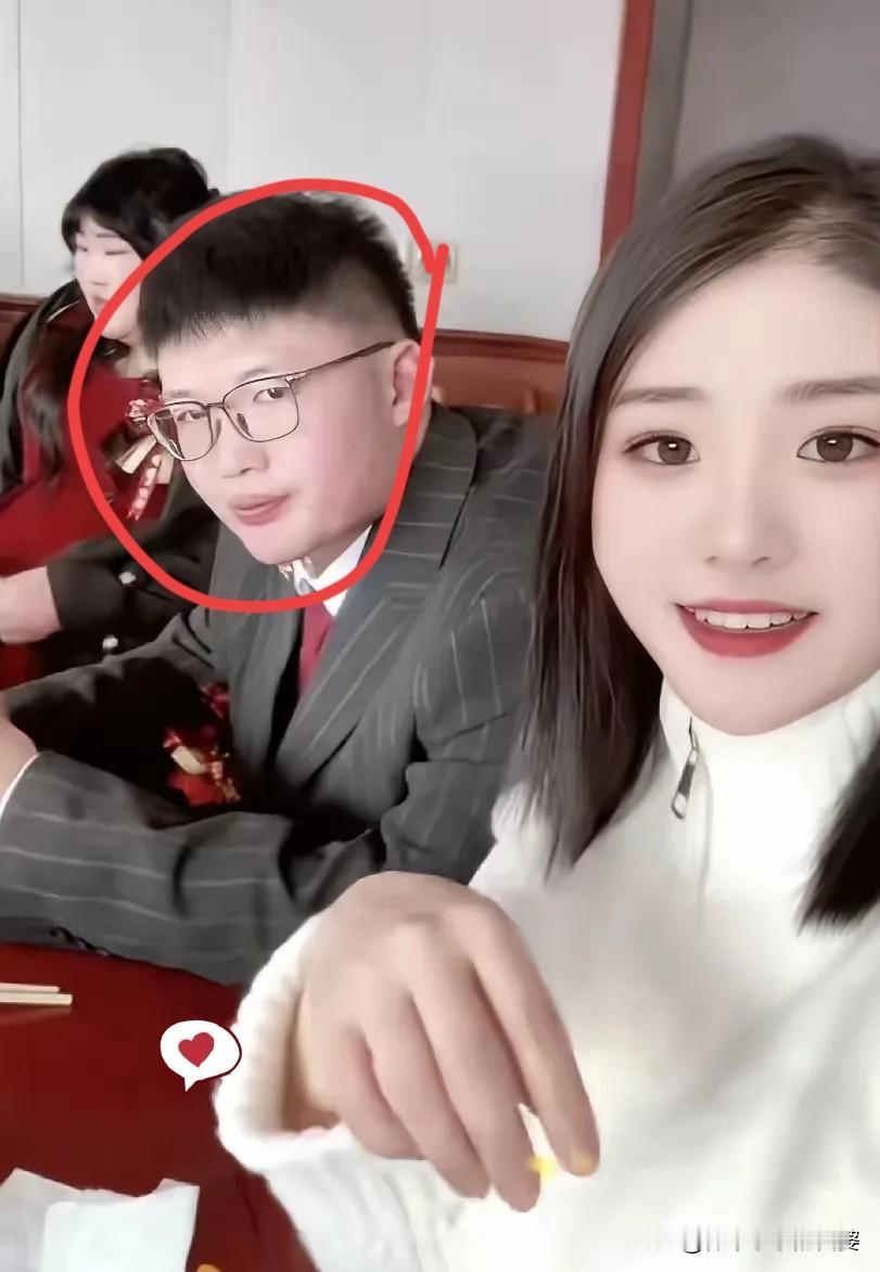 大衣哥女婿婚礼全程不笑，不出一年必定离婚！这话真的太武断了。大衣哥女儿大婚，新