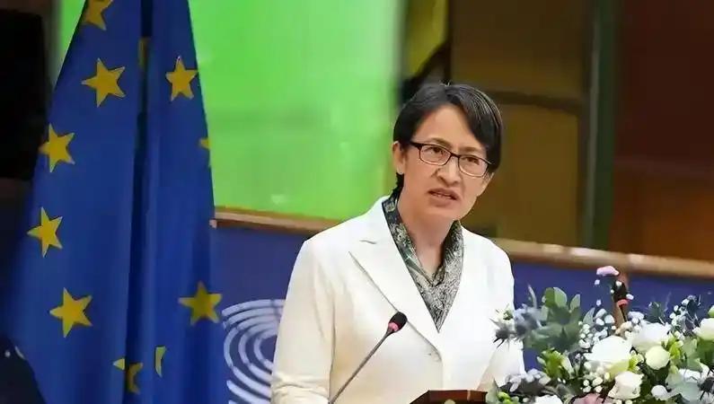 萧美琴14日清晨搭乘华航班机返回台湾，整趟行程显得格外谨慎，为了避开中国大陆上空