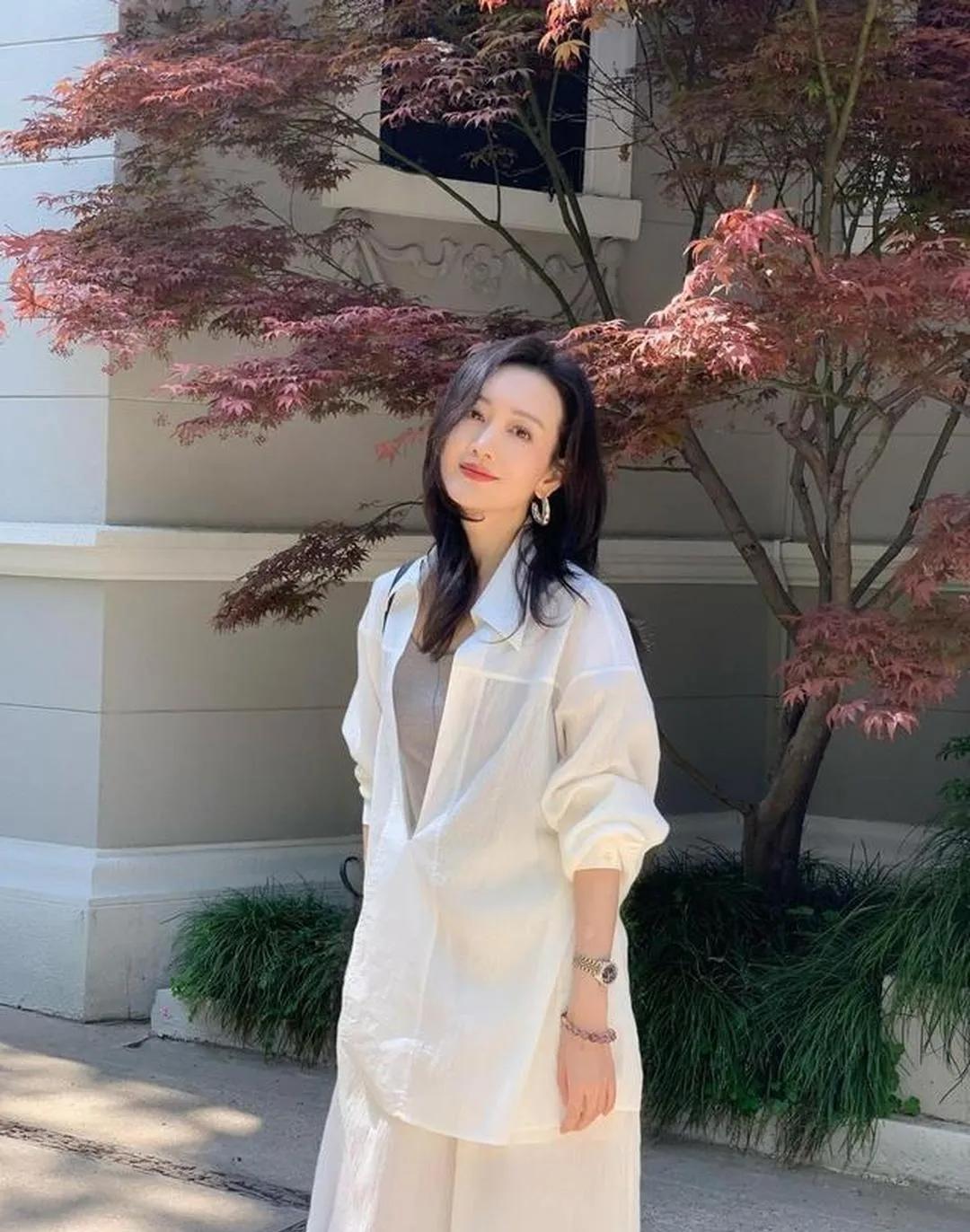 王鸥私服太会穿！白色系穿搭自带松弛感王鸥这组白色系私服真的戳中审美！宽松白