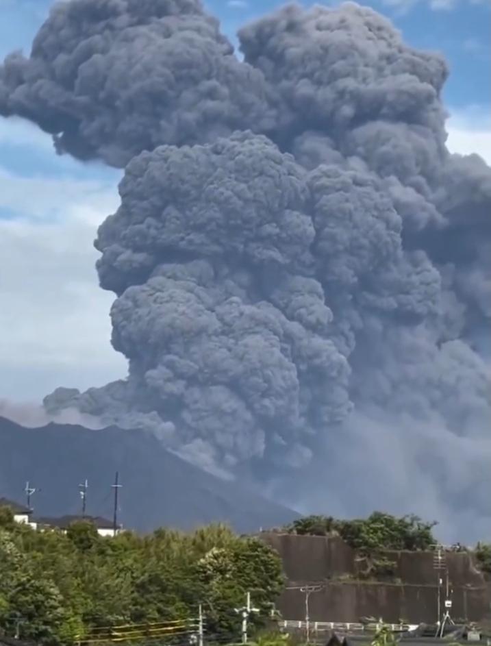 日本火山又喷发了！遮天蔽日，好似“世界末日”！据悉，6月7口，位于日本鹿儿岛市