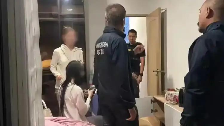 “细思极恐！”泰国特警踹开别墅大门时，最先刺入耳膜的，是铁链拖过地面的刮擦声。角