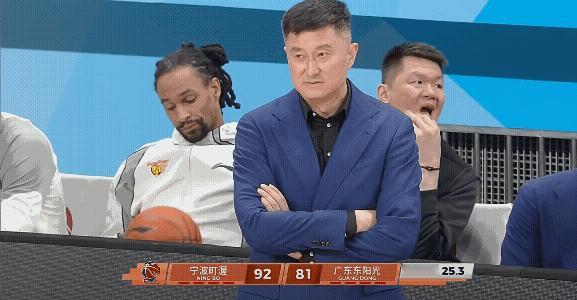 杜峰指导可以下课了，不是杜峰指导不好，他干的也很辛苦，全场在场边呼喊，打的不好也