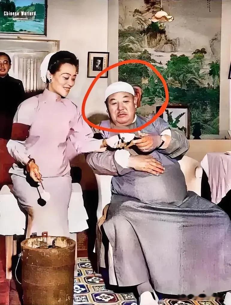 一张摄于1956年美国洛杉矶的老照片，大家看看靠在椅子上享受美食的这人是谁！这才