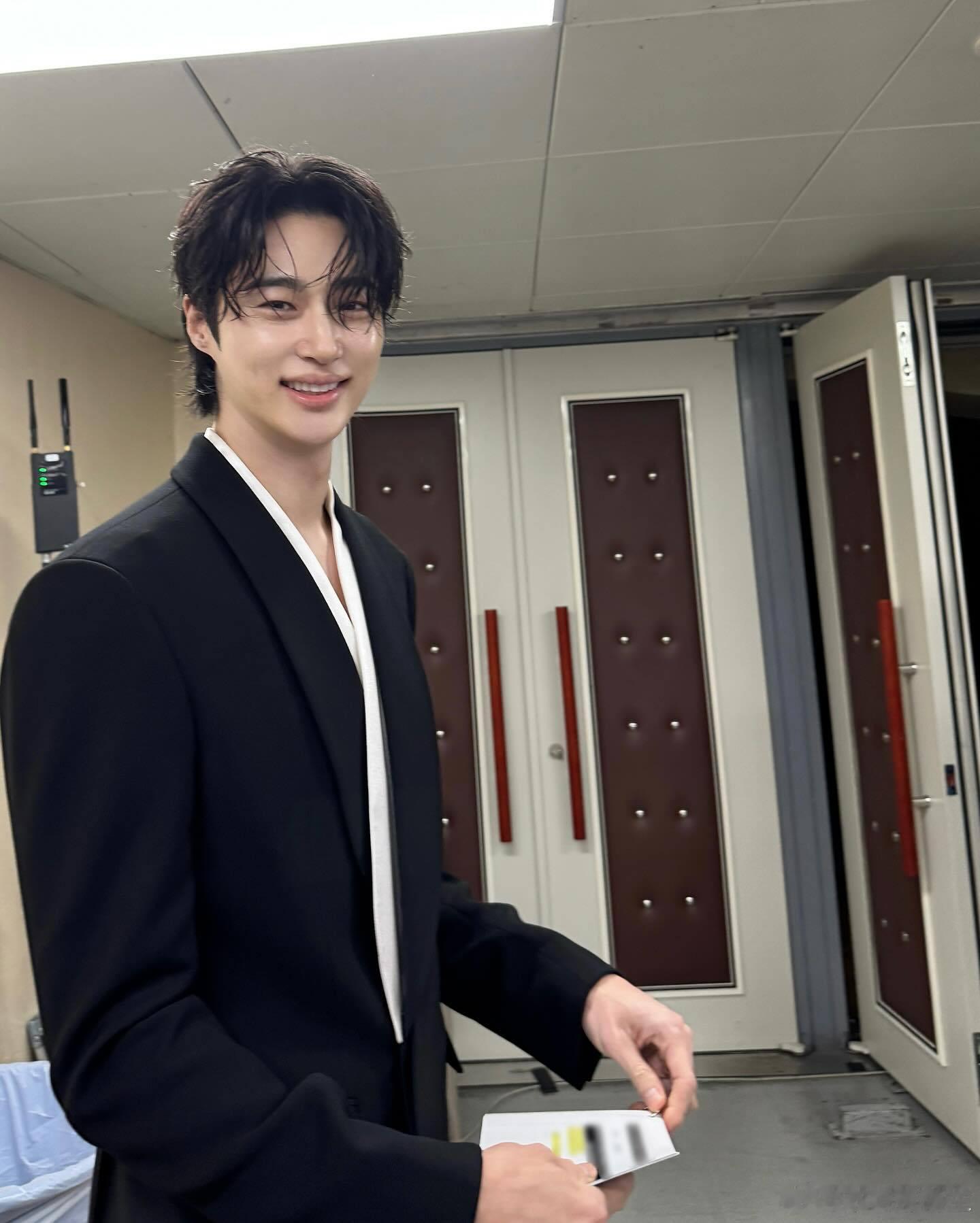 边佑锡update☺️我说真的边佑锡身上的改良式韩版西装真的很有味道～​​​