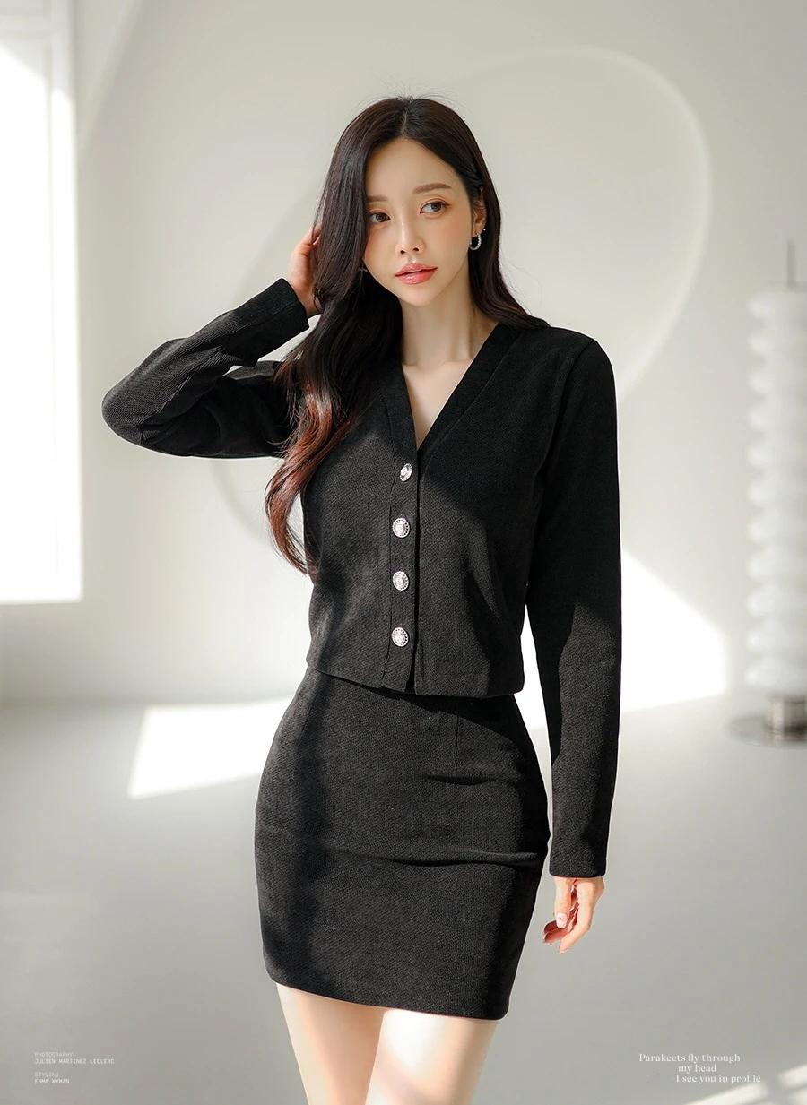 孙允珠-穿黑色套装的女孩站在明亮房间里。随手拍好图每日生活随手记