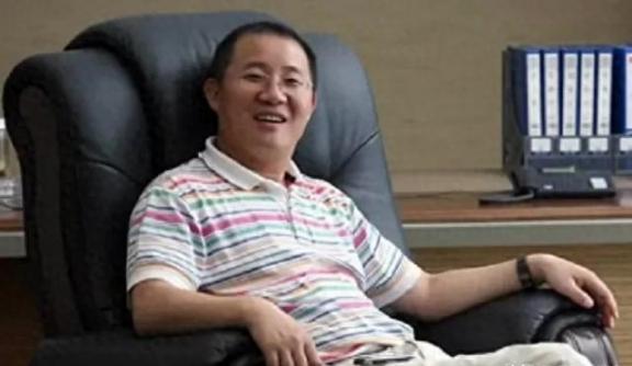2011年，身家50亿的温州首富周旭辉，看上了“李云龙”饰演者的老婆童蕾。在金钱