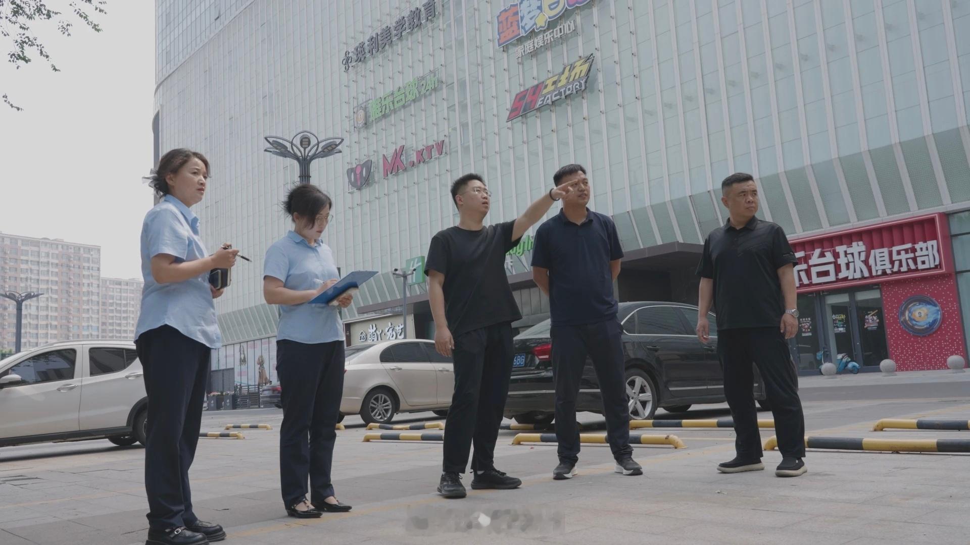 【滨州繁华街区创新推行潮汐车位】近日，山东滨州，滨城区彭李街道万达商圈周边的森