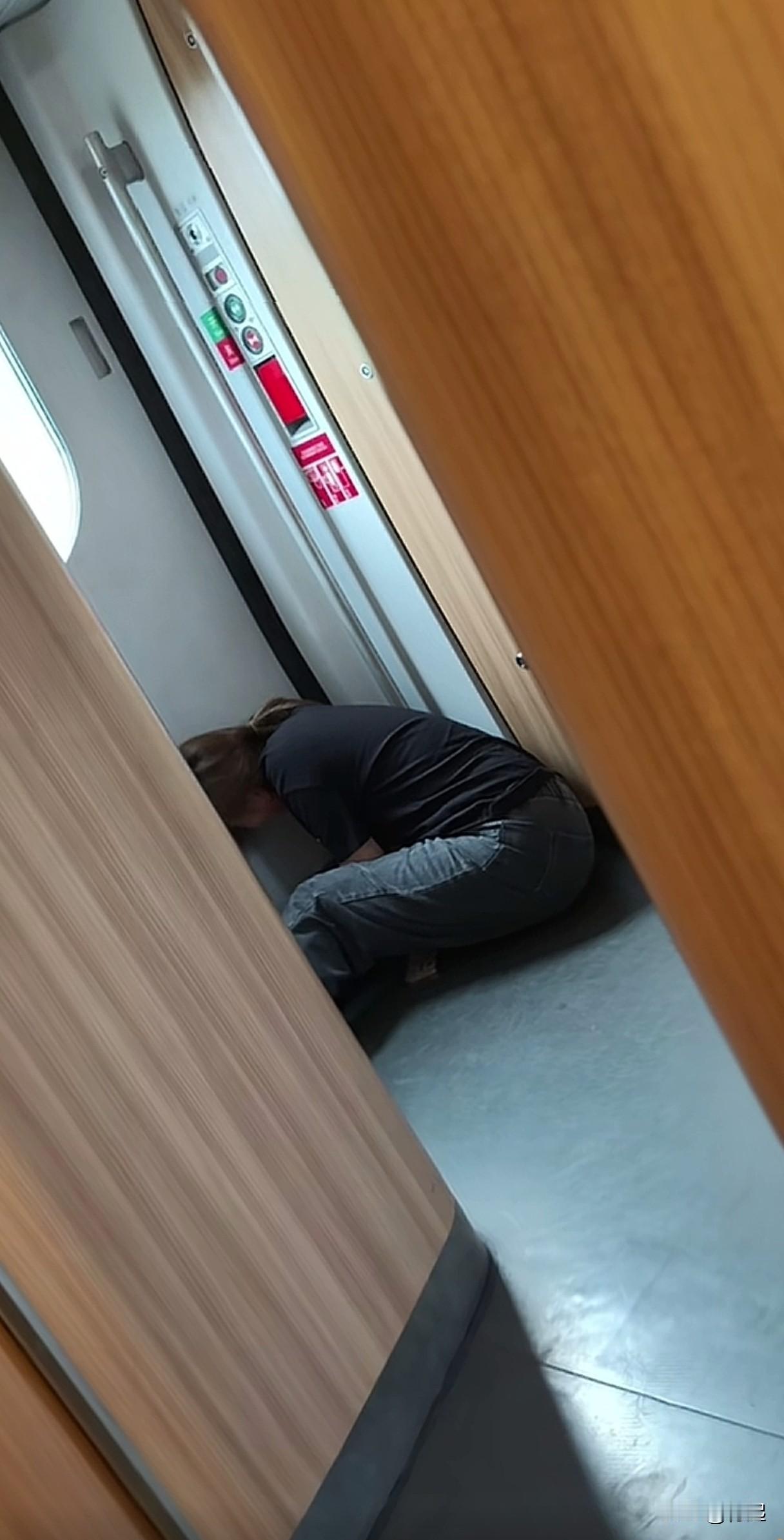 在高铁的某静音车厢里，有一个女子发出了很大的嚎哭声，整个车厢却没有一个人忍心叫她