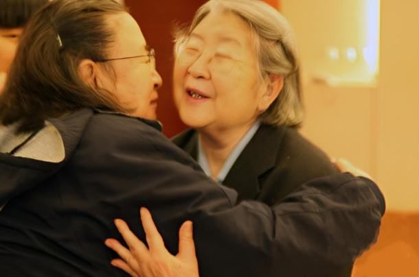 毛主席的2个女儿，晚年时的一张珍贵合影，两人相拥在一起！在2003年的一