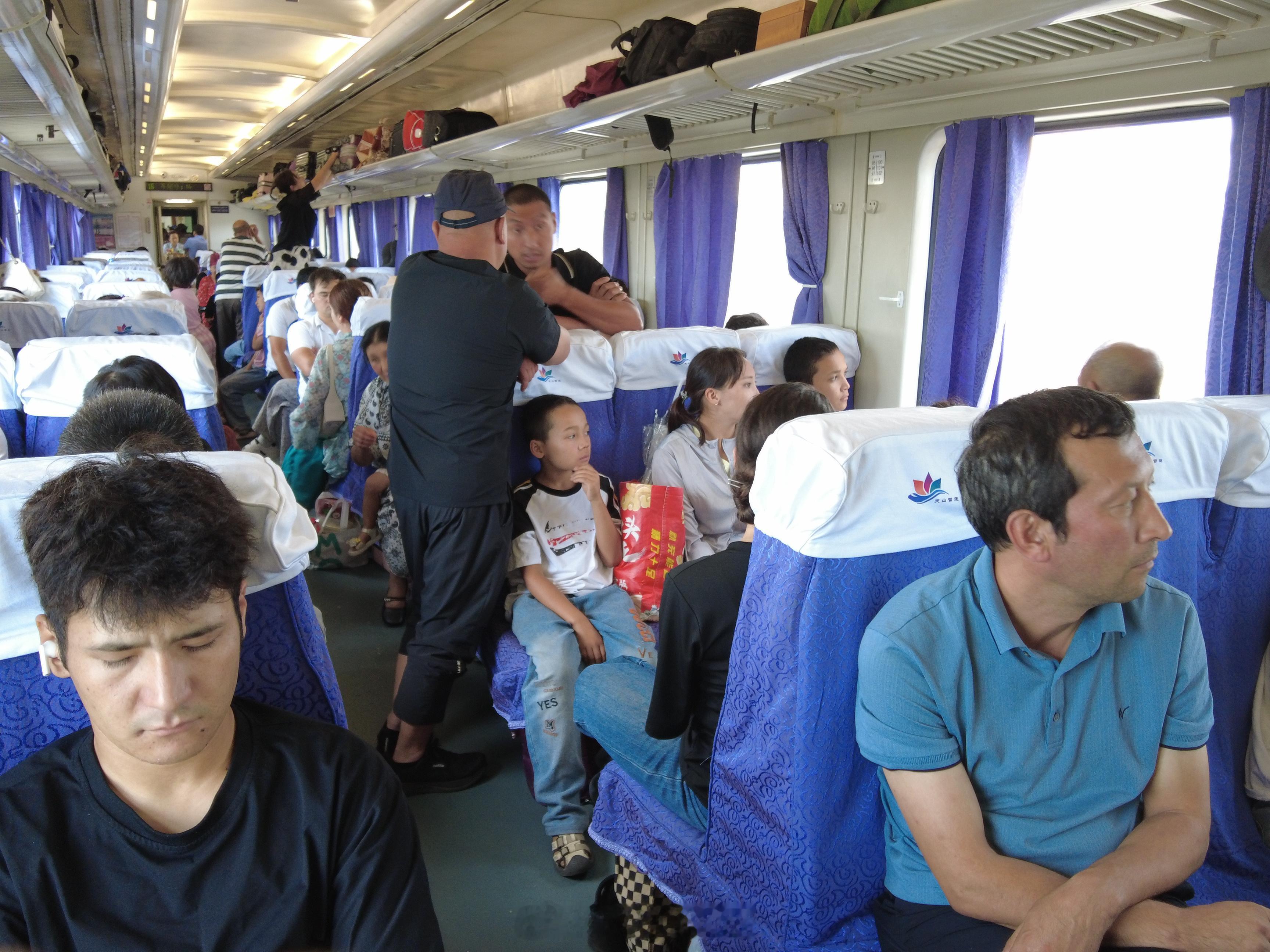 今天下午6点多乘车，8点半抵达了阿克苏的库车。库尔勒到库车没有高铁，坐的是特快绿