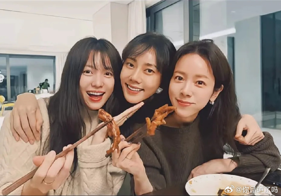 秋瓷炫晒了和姐妹们聚会的照片，看这阵仗，她在韩国娱乐圈人缘是真不错啊！想当初她和