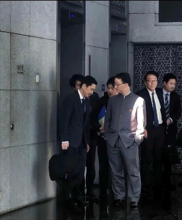 我看很多公知，甚至是律师对这张经典的照片颇有微词！！说什么不应该这样，没有风度