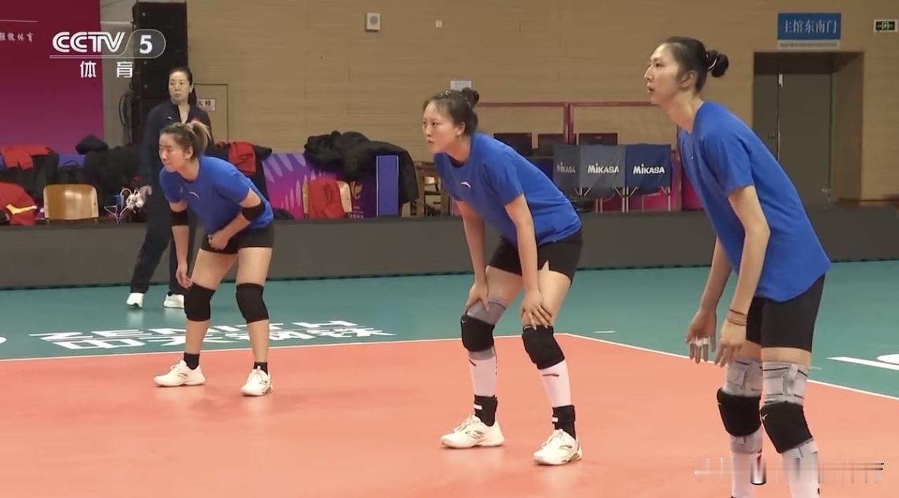 年轻的江苏女排严阵以待，备战今晚的苏沪女排大战！施海荣教练昨天给队员们开了赛前准