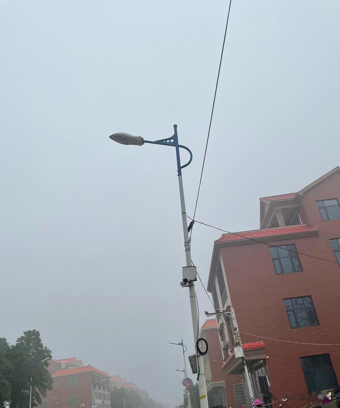 这样的婚姻也太脆弱了!一女子,她老公因为在工厂上班腰伤到了,现在人躺在床上,不