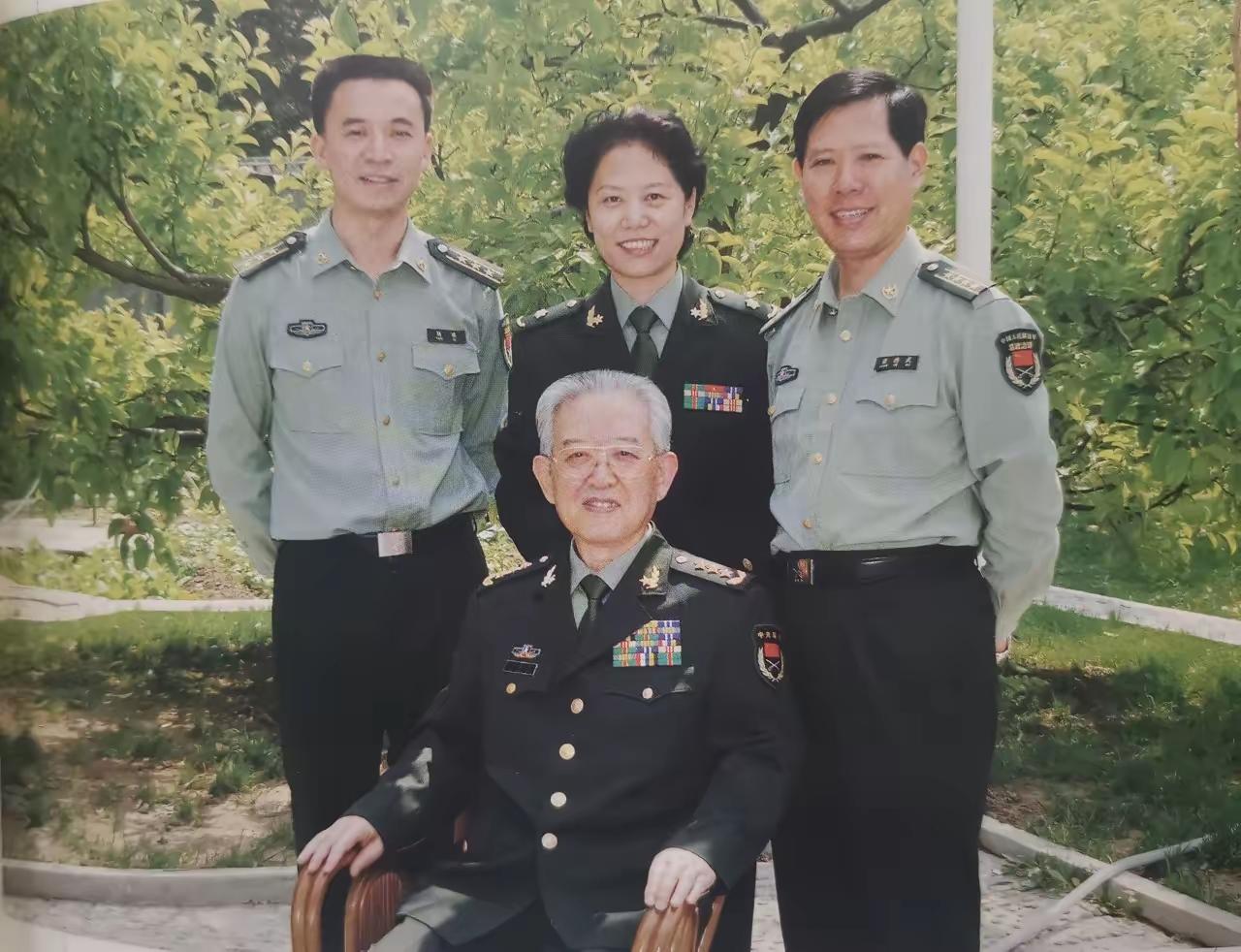 这位头发花白的老上将于永波，任总政治部主任整整10年，是军队政治工作领率机关任职