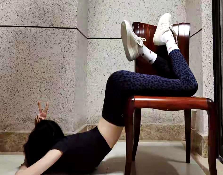 谁能想到，以“漫画腰”出圈的杨幂，居然也有腰粗背厚的时候。最近有人翻出《小