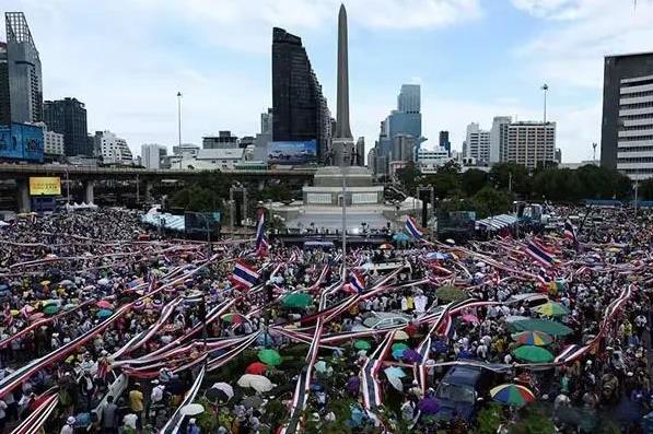 6日28日，泰国发生大规模游行示威，民众要求佩通坦下台。泰国人也真的是一群奇葩的