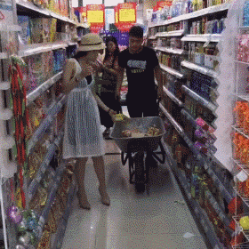 陪美女逛超市,自带购物车,这么任性?