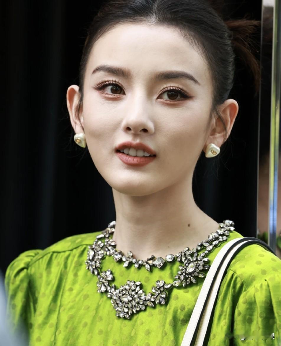 宋祖儿，做回自己！9月23号，宋祖儿冲上热搜，有网友发现她新剧《入局》的预告