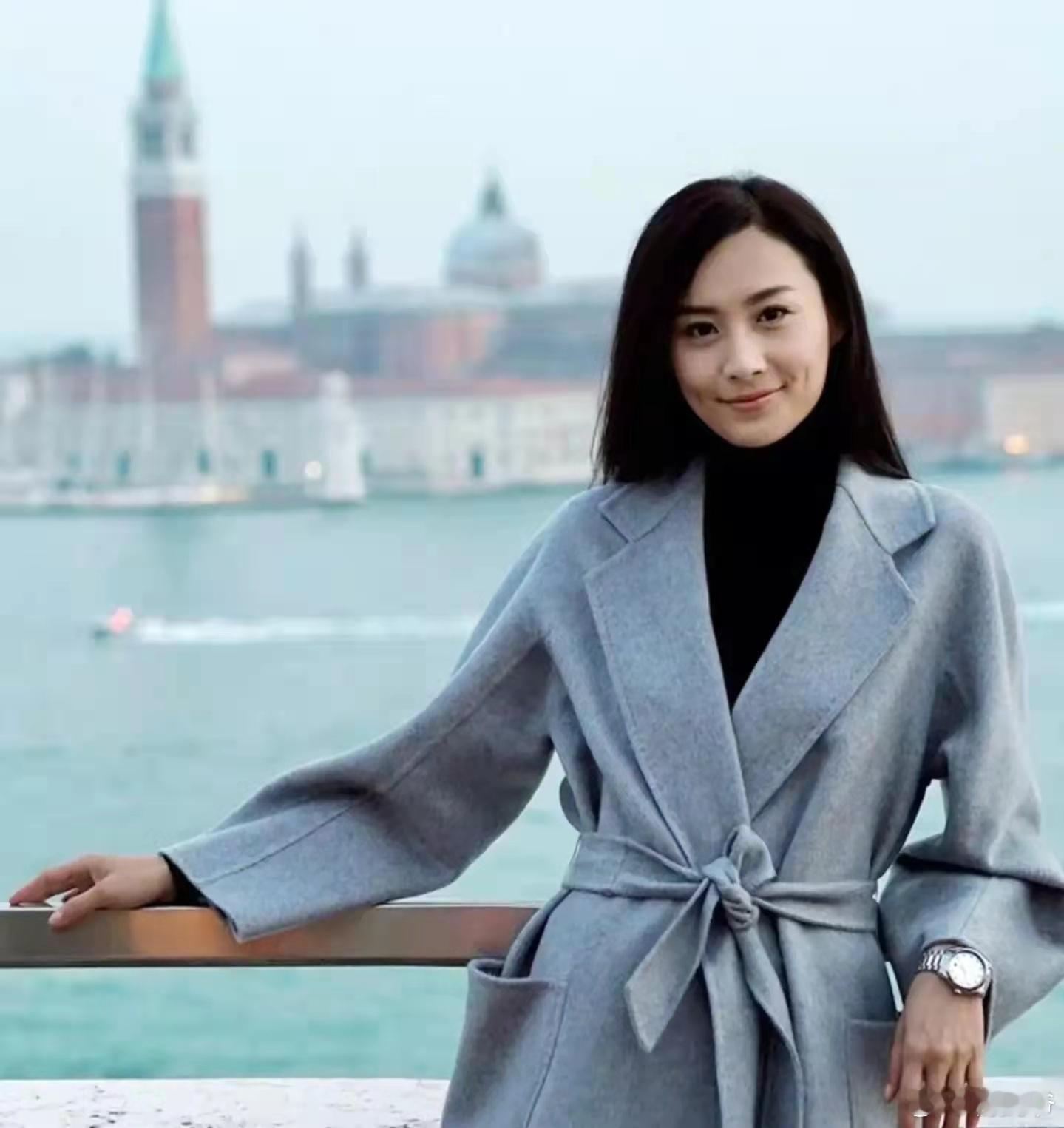 因生不出孩子被豪门抛弃，二婚嫁外交官儿女双全，今43岁状态超好！​​​