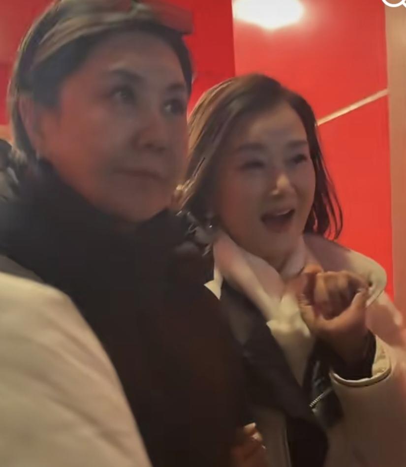 笑容灿灿的宋祖英2026年新年初现身：快60岁啦，还是那么年轻，看着也就是四十多