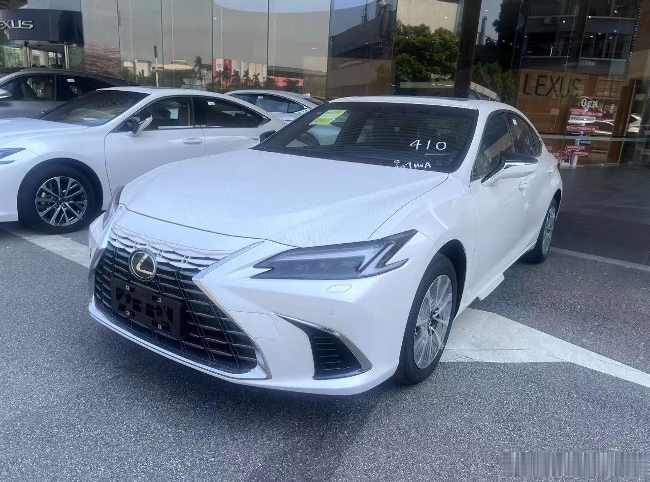 雷克萨斯ES200老款指导价299800元优惠92000元20.78万裸车…