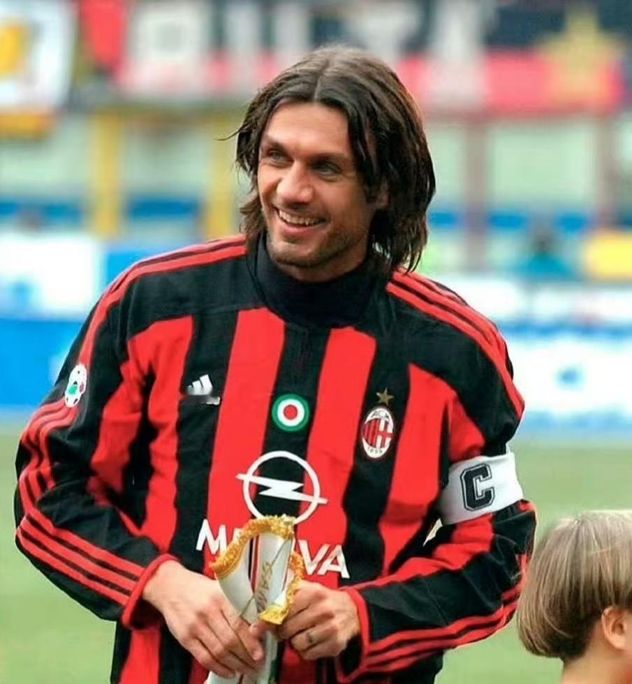 米兰球迷为什么都很喜欢这款太阳球衣?这款球衣是米兰03/04赛季的球衣,中间是