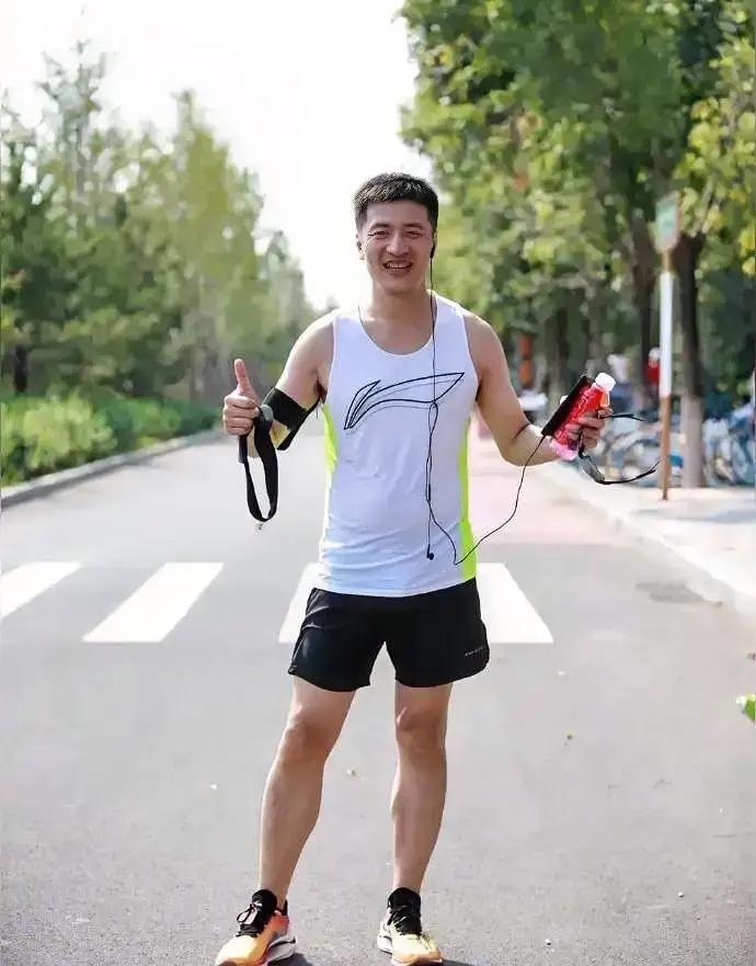 张雪峰老师高中谈恋爱家里父母都知道！张老师说到学生时代谈恋爱，他毫不掩饰说，