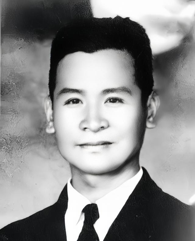 1951年，上海审讯室。一个国民党特务熬不住审问，最后交代道：“我说…我说个秘密