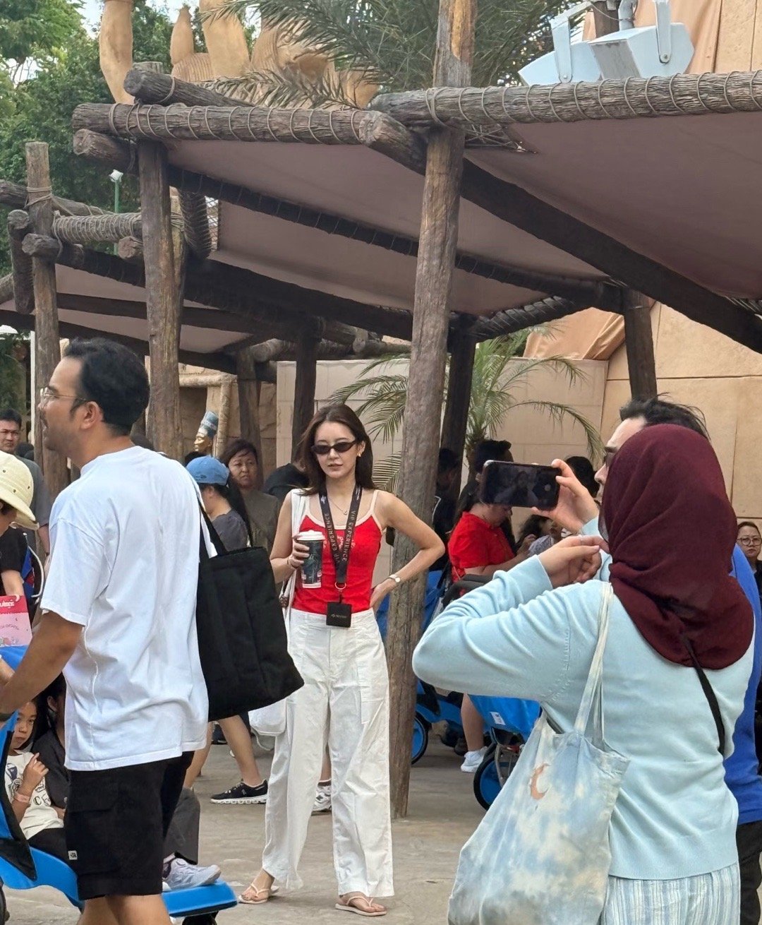 网友新加坡偶遇陈赫张子萱新加坡环球影城偶遇陈赫张子萱，陈赫这是胖了吗感觉一