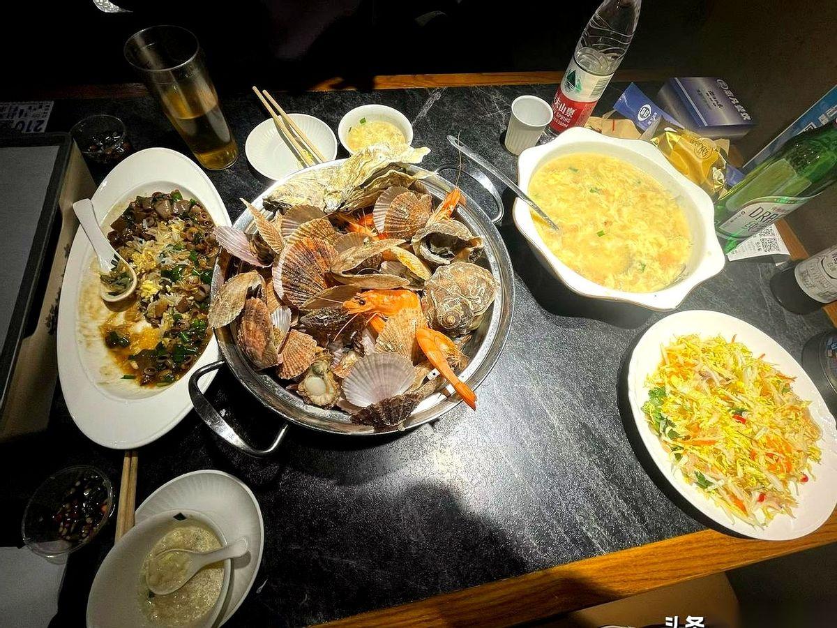 亲家母一来，二话不说，直接把小孙女抱走，硬是把我往卧室里推：“去睡觉！”我心里